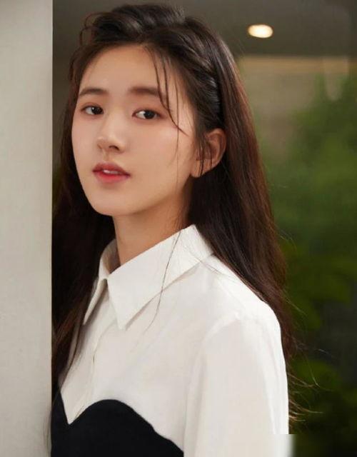 赵露思个人资料 模特行业的规则,模特圈规则揭秘，从青涩少女到璀璨明星的蜕变之路